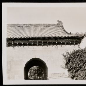 Sturdy gate building with a serrated opening