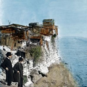 Konstantinápoly. A Csatladi kapu környéke a bizánci tengeri falakra épült házakkal