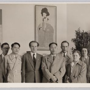 A Koreai régi művészete című kiállítás: koreai delegáció és a múzeum dolgozói a képek előtt 1.