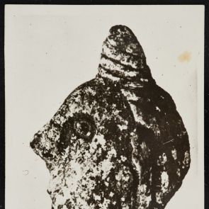 Black and white photo of a stone head with spiked hair
