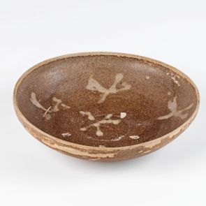 Chocolate-brown bowl with "chicken foot" decoration