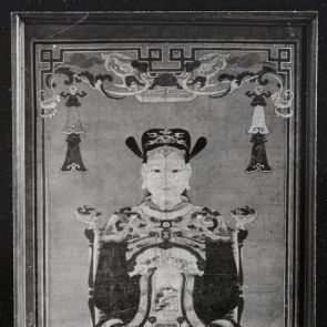 Fekete-fehér fotó selyemre festett főmandarinról