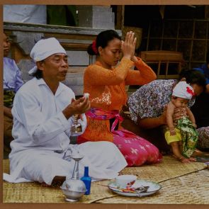 Nyabutan, the 'touching the earth' ceremony