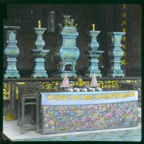 A Csen család őseinek temploma. A főoltár mögött az elhaltak ősi-táblái