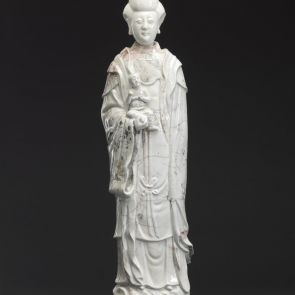 Standing Guanyin bodhisattva, with a child in her hand