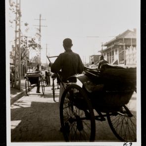 Riksák egy főútvonalon, Peking