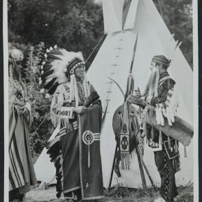 Öreg Halászsas [ Walleshausen Ernő ] a tipi előtt pipázik