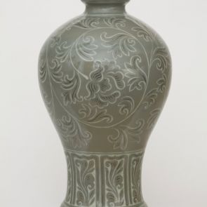 Maebyeong váza, peónia díszítéssel