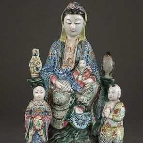 Guanyin bódhiszattva, kezében gyermekkel, oldalán két kísérőjével