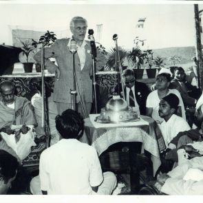 Ervin Baktay holding a lecture during the tour of the Buddha Jayanti Congress in Sanchi, at a festival held in a Buddhist temple.