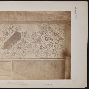 Open page from the Topkapi Palace Museum (Topkapı Sarayı) Library, miniature decorated with phoenixes and four drawing details (15th century)
