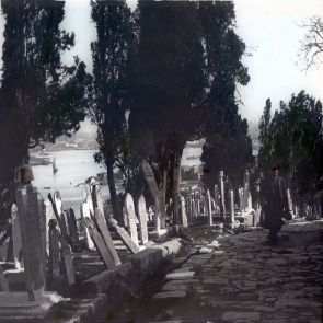 Az ejübi temető, háttérben az Aranyszarv-öböllel