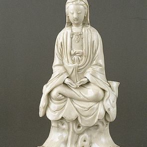 Magas sziklán ülő Guanyin bódhiszattva, egykor két kísérőjével