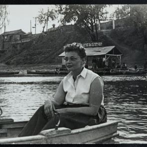 Életkép: Nő egy csónakban