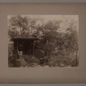 Guest in the garden of the Hopp villa on Andrássy Avenue, in the straw-roofed gazebo