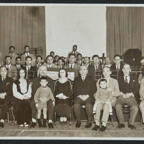 Felvinczi Takács Zoltán a fotón, a tokiói Magyar−Japán Társaság tagjai között