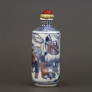 Snuff bottle decorated with figures