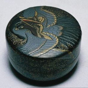 Tea powder container (hira-natsume) decorated with a crane fighting a hawk