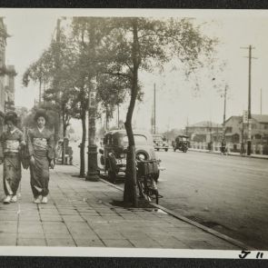 Három gésa a tokiói utcán (szemből), 1936