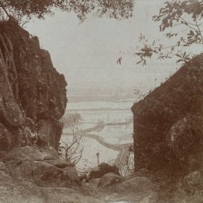 Tájkép víz alatt álló rizsföldekkel Canton környékén