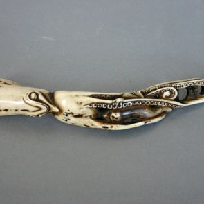 Pipe holder (kiseruzutsu, senryū type) in the shape of octopus with monkey