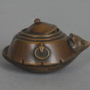 Netsuke: Bunbuku chagama (the lucky teakettle), teakettle in the shape of a raccoon dog