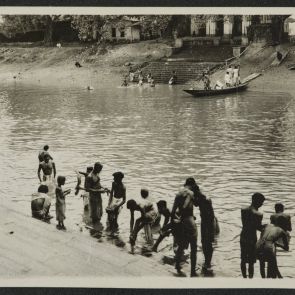 Rituális fürdőzés Benaresben (Varanasi)