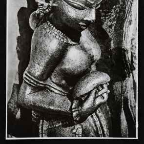 Nő alakja, fejére helyezett kézzel  - fekete-fehér fotó, részlet