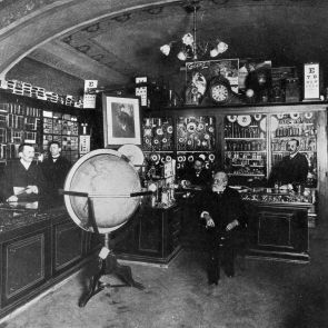 Ferenc Hopp in his shop (Calderoni and Co.), together with four members of the staff