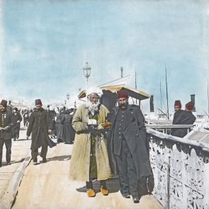 Konstantinápoly. Fogkefe- és fülkanálárus a Galata hídon