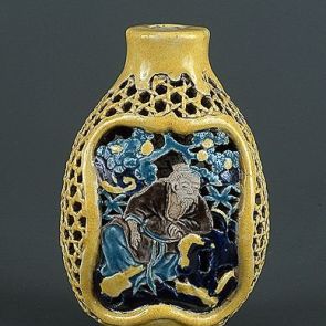 Snuff bottle decorated with the figures of immortals leaning against a rock