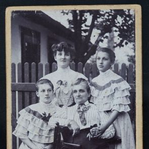 Szinell Györgyné (szül.Czenner Adél) lányaival