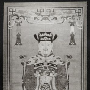 Fekete-fehér fotó selyemre festett főmandarinról