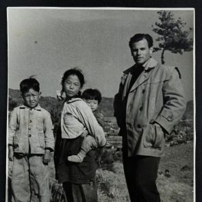 Életkép: Klein István gyermekek társaságában