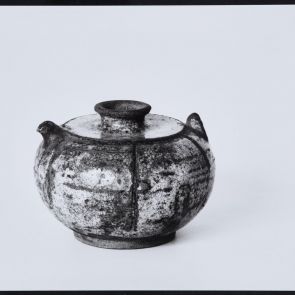 Ceramic pouring spout