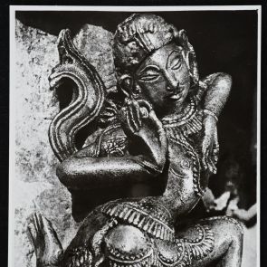 Táncoló indiai alak részlete - fekete-fehér fotó