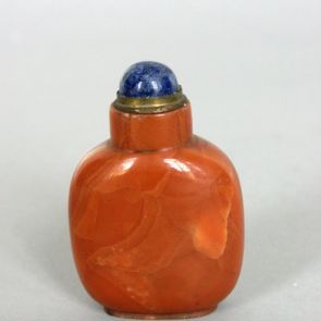 Snuff bottle, with resting men beneath a pine tree