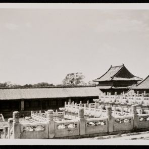 A nagy trónterem háromlépcsős teraszán fű nő a márványlapok között, Peking