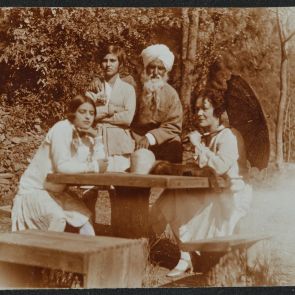 A Sher-Gil család a kerti asztal körül Indira 14. születésnapján I.