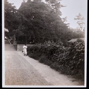 Egy hölgy távozóban egy szentélyből