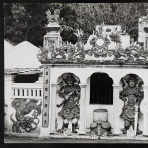 Fekete-fehér fotó templom falának díszített részletével