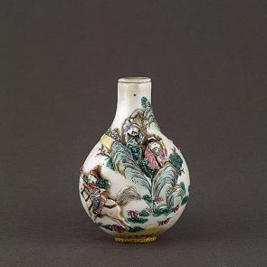 Snuff bottle with the figures of warriors