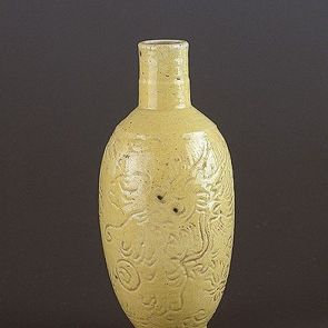 Snuff bottle with the figure of a dragon flying among clouds