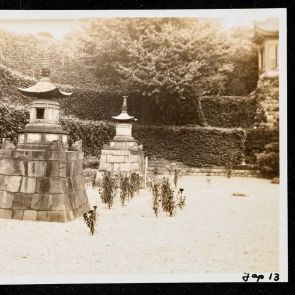 Két kőlámpás széles kőtalapzaton