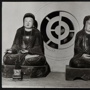 Fekete-fehér fotó donátorok szobráról a Tay Phuong pagodában