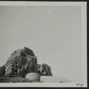 A kerek bástya eltörpül a sziklák alatt