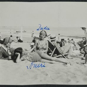 Amrita, Indira and Marie-Antoinette on the beach