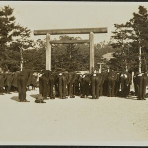 Tiszteletadás Meidzsi-császár síremlékénél, Momoyama