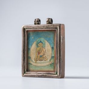 Amulett-tartó Gautama Sákjamuni Buddhát és sztúpát ábrázoló caklikkal