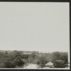 Tokiói látkép, sűrű lombok és háztetők egy emeleti ablakból, Tokyo